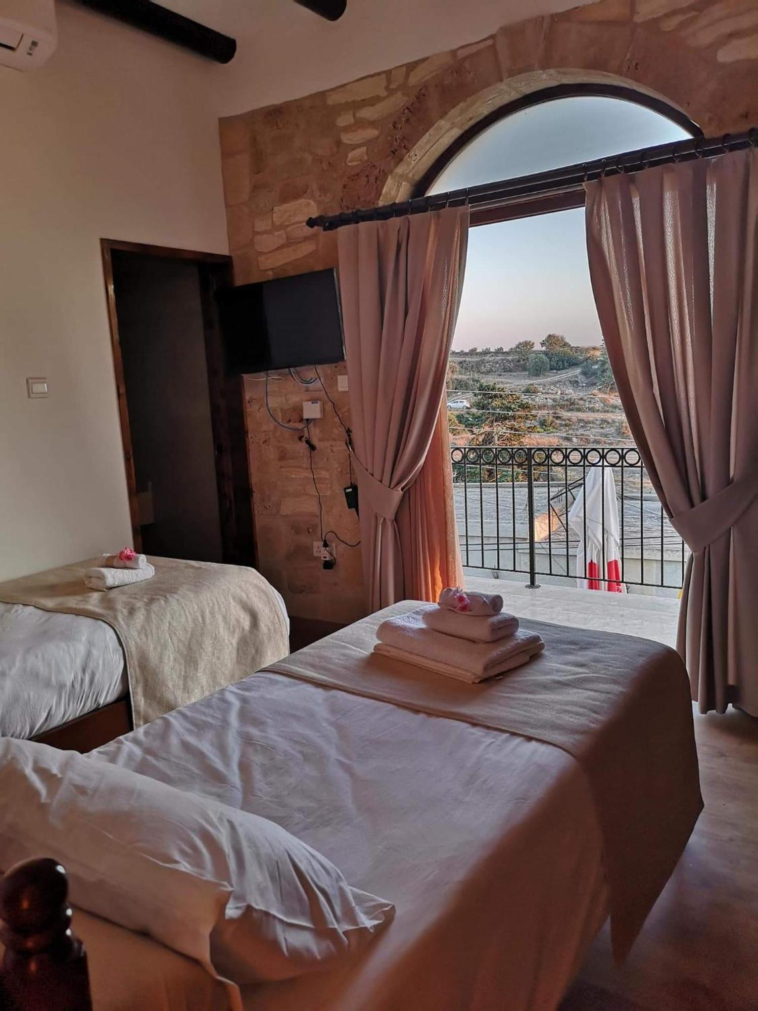 Hanna Koumi Boutique Hotel Kormakiti Room photo